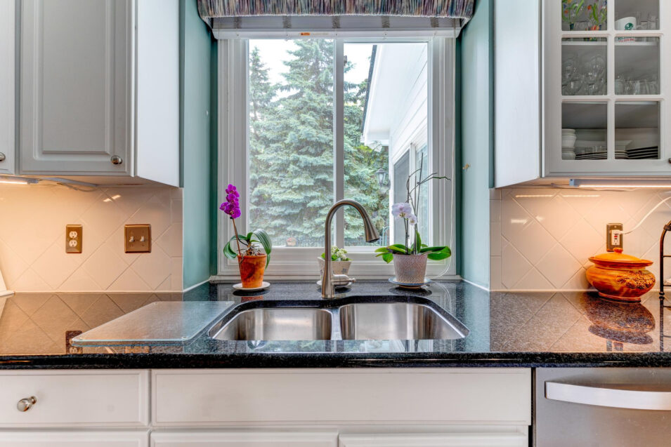 Small Kitchen Bay Window Over Sink Design Inspiration | Iconic Linen